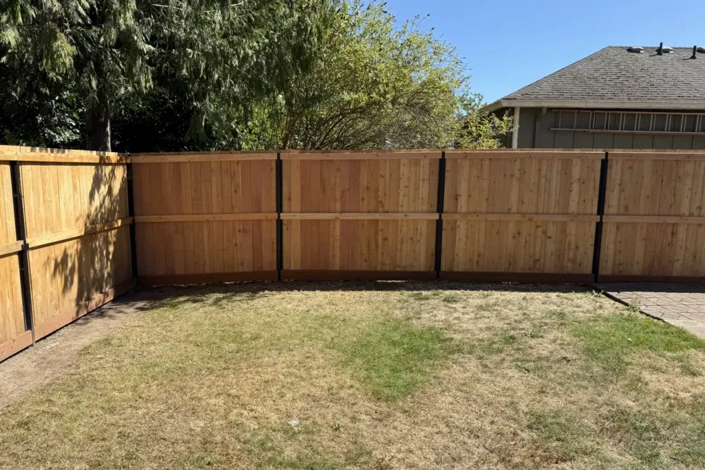Long cedar privacy fence run on steel posts built by Tekton Construction in Oregon