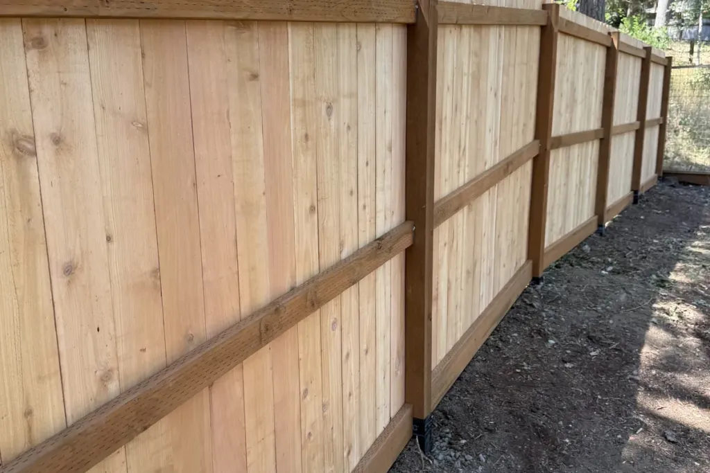 Finished cedar fence and gate built by Tekton Construction in Oregon